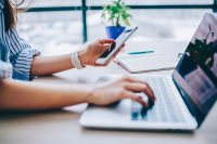 Foto: Frau tippt auf Laptop