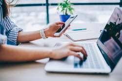 Foto: Frau tippt auf Laptop