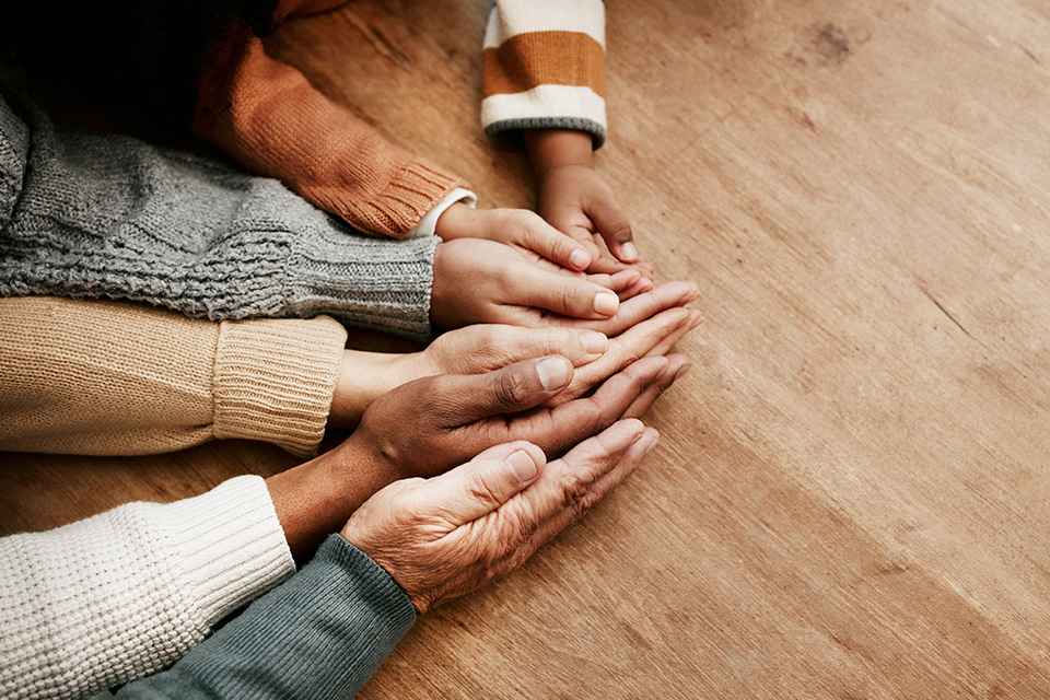 Foto: Hände von vielen Personen