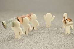 Foto: Kleine Figuren mit Geldscheinen und Münzen