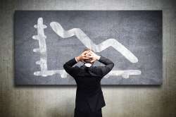 Foto: Person steht vor Tafel