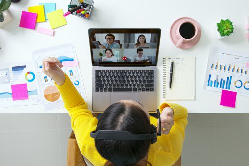 Foto: Frau bei Videokonferenz