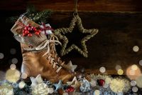 Foto: Rustikaler Hintergrund mit Stiefel und Geschenk