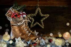 Foto: Rustikaler Hintergrund mit Stiefel und Geschenk