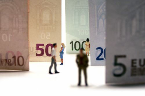 Foto: Personen vor Geldscheinen